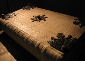 Capa do Livro em madeira com detalhes em metal