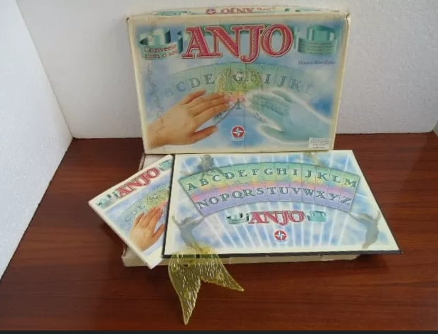 Anjo, o Tabuleiro de Ouija vendido como brinquedo